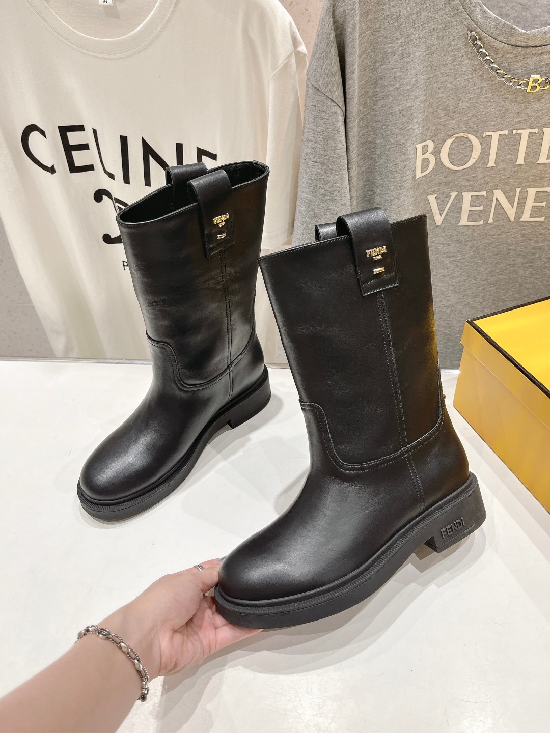 高版本出厂 FENDI芬迪F029 2025ss秋冬新款中靴直筒靴 高筒靴 芬迪又出美靴啦 头层牛皮面料