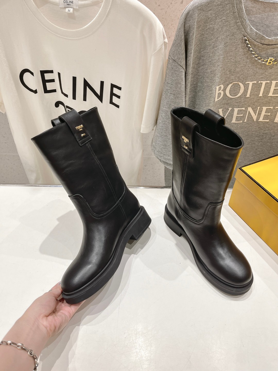 高版本出厂 FENDI芬迪F029 2025ss秋冬新款中靴直筒靴 高筒靴 芬迪又出美靴啦 头层牛皮面料