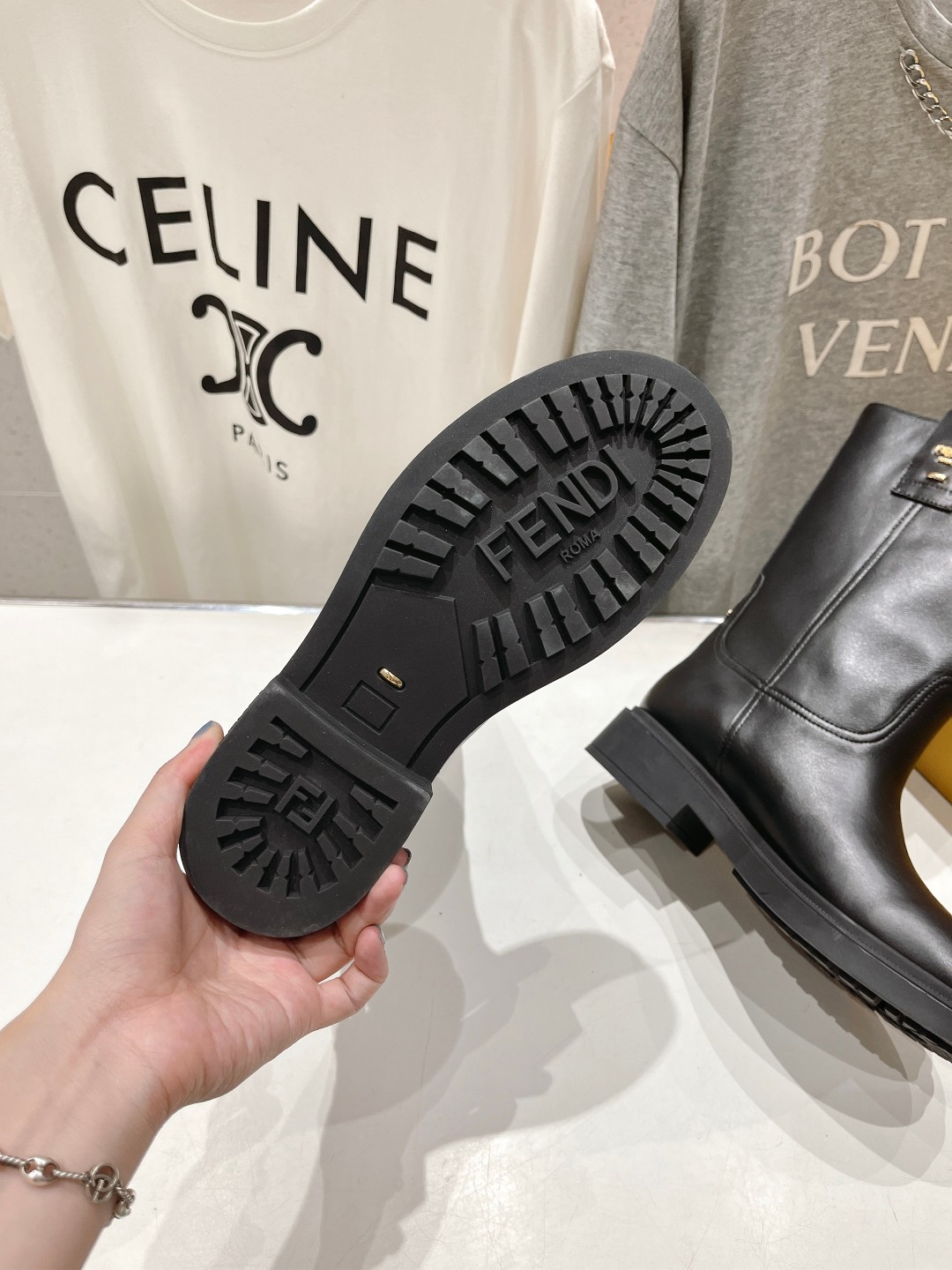 高版本出厂 FENDI芬迪F029 2025ss秋冬新款中靴直筒靴 高筒靴 芬迪又出美靴啦 头层牛皮面料
