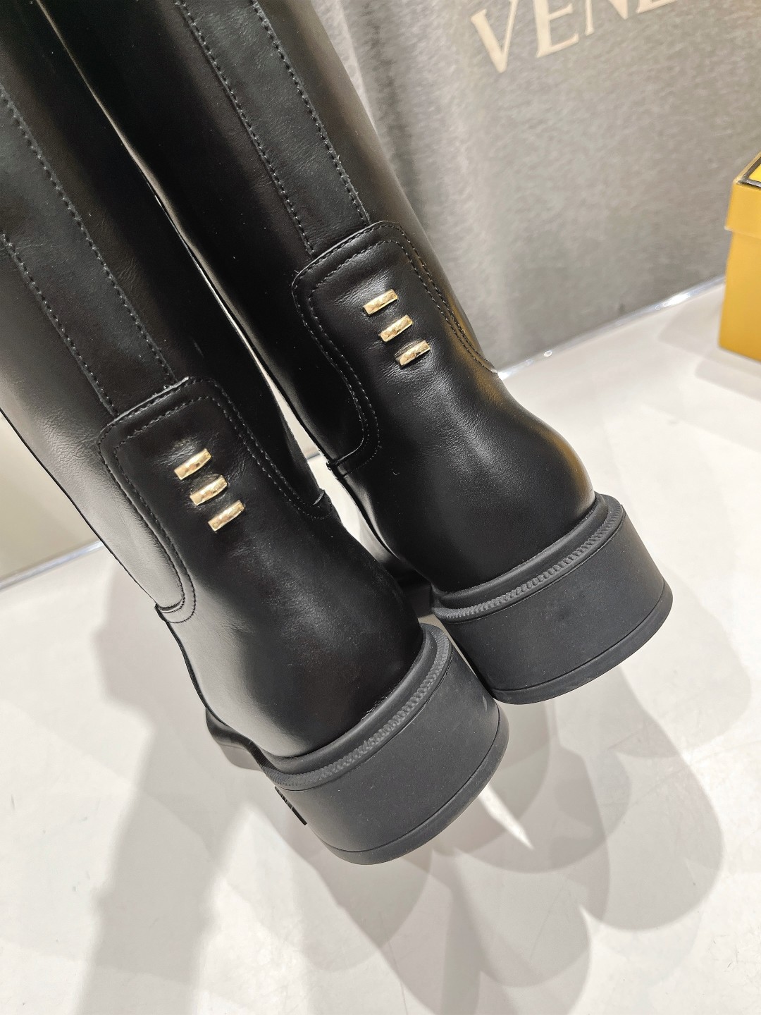 高版本出厂 FENDI芬迪F029 2025ss秋冬新款长靴直筒靴 高筒靴 芬迪又出美靴啦 头层牛皮面料