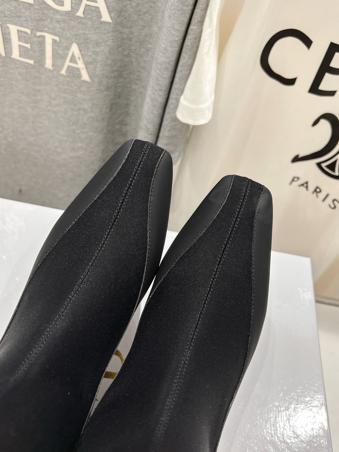 高版本出厂
  the row 2025ss秋冬爆款小方头弹力短靴及裸靴
非常舒服的矮跟靴，极简设计理念