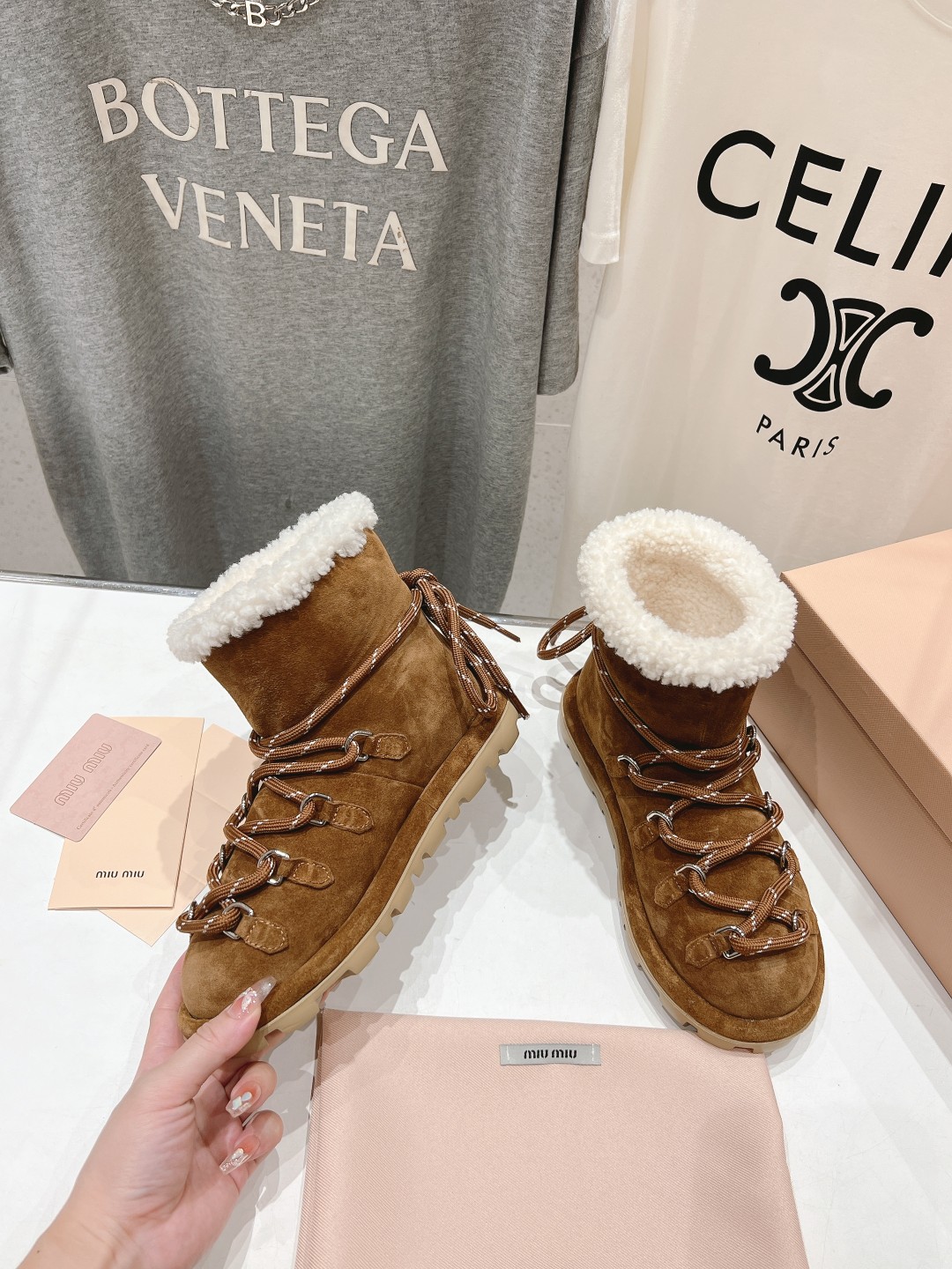 高版本出厂 MiuMiu/缪缪F022 2025ss秋冬走秀款·绑带羊毛小短靴雪地靴毛毛鞋经常出现在各大
