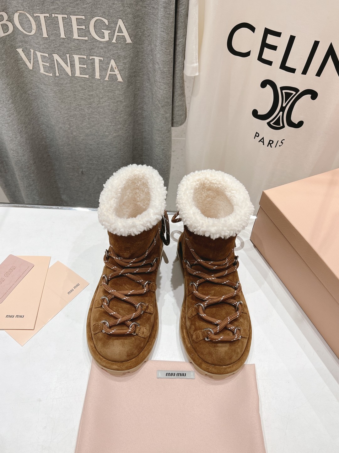 高版本出厂 MiuMiu/缪缪F022 2025ss秋冬走秀款·绑带羊毛小短靴雪地靴毛毛鞋经常出现在各大