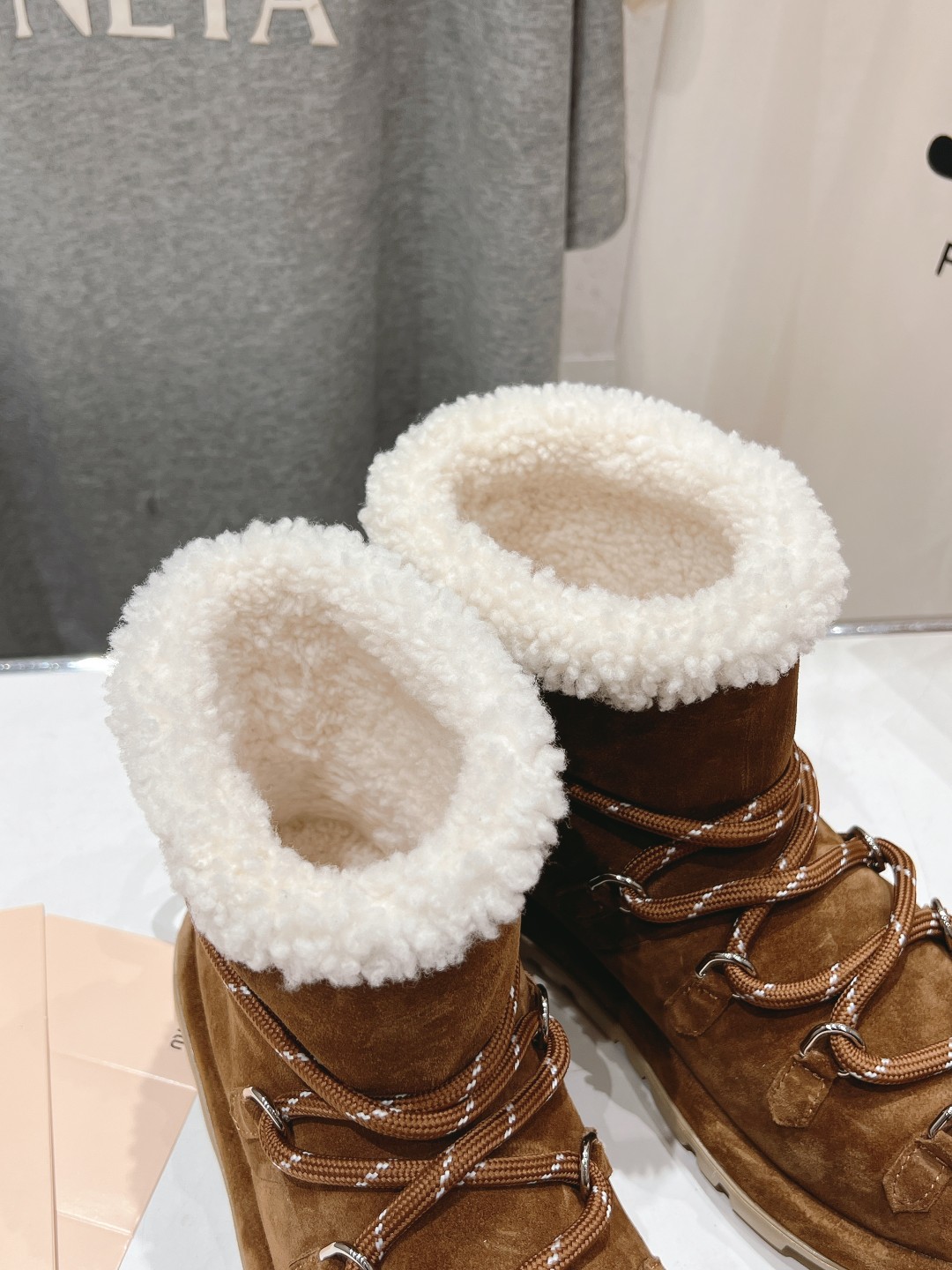 高版本出厂 MiuMiu/缪缪F022 2025ss秋冬走秀款·绑带羊毛小短靴雪地靴毛毛鞋经常出现在各大