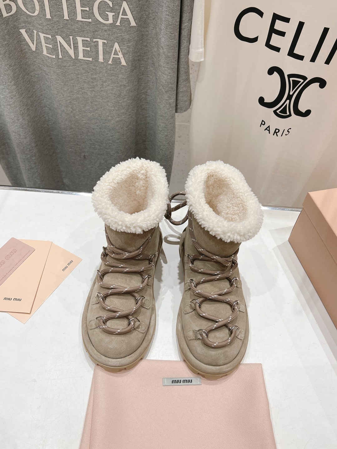 高版本出厂 MiuMiu/缪缪F022 2025ss秋冬走秀款·绑带羊毛小短靴雪地靴毛毛鞋经常出现在各大