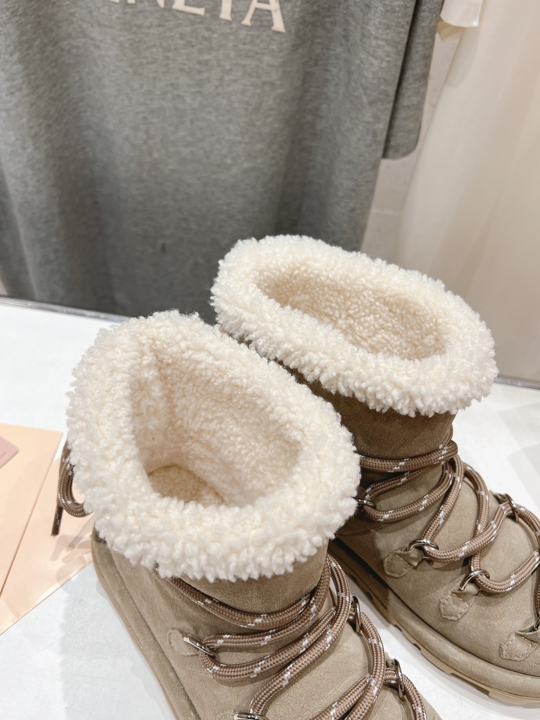 高版本出厂 MiuMiu/缪缪F022 2025ss秋冬走秀款·绑带羊毛小短靴雪地靴毛毛鞋经常出现在各大