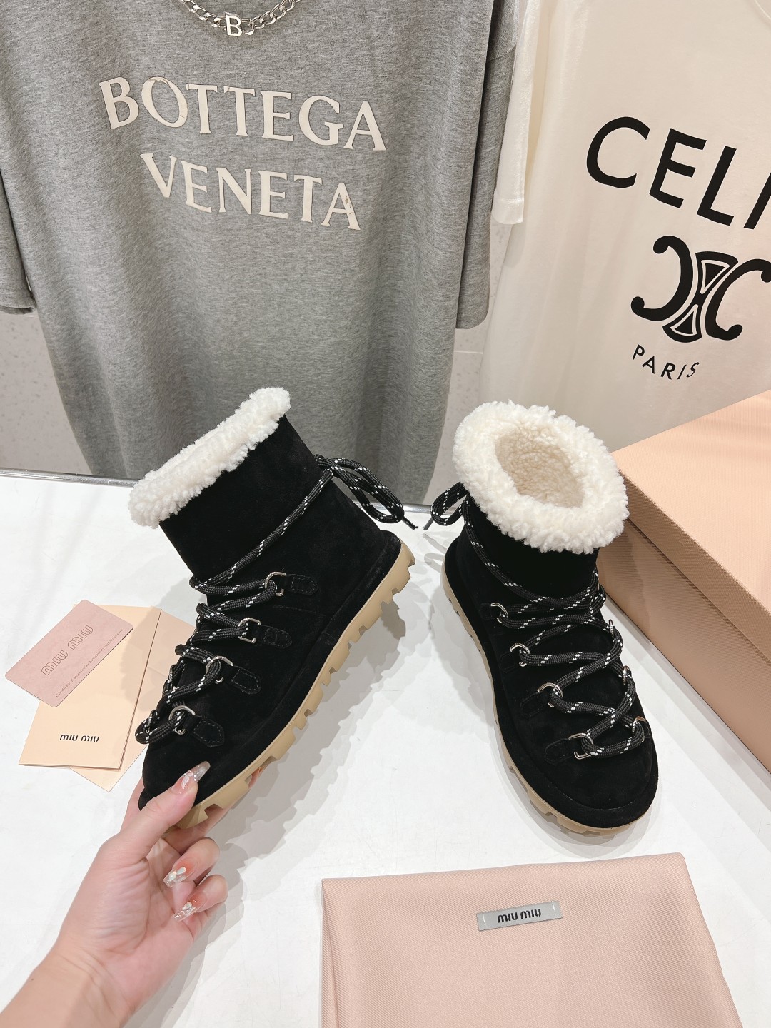 高版本出厂 MiuMiu/缪缪F022 2025ss秋冬走秀款·绑带羊毛小短靴雪地靴毛毛鞋经常出现在各大