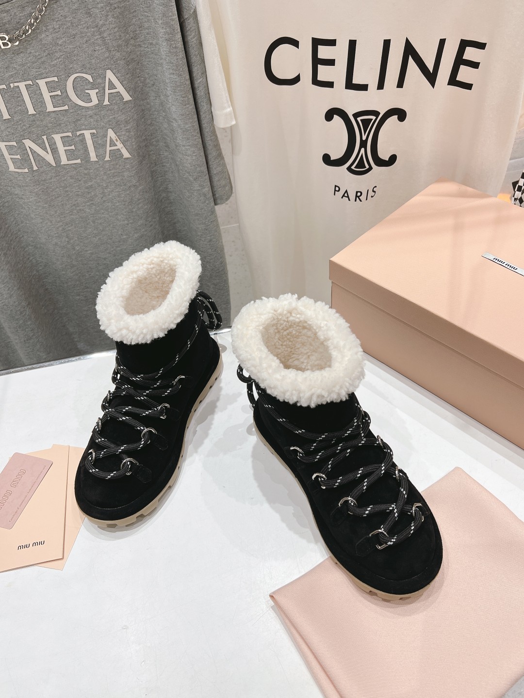 高版本出厂 MiuMiu/缪缪F022 2025ss秋冬走秀款·绑带羊毛小短靴雪地靴毛毛鞋经常出现在各大