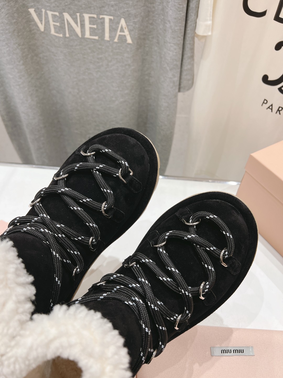 高版本出厂 MiuMiu/缪缪F022 2025ss秋冬走秀款·绑带羊毛小短靴雪地靴毛毛鞋经常出现在各大