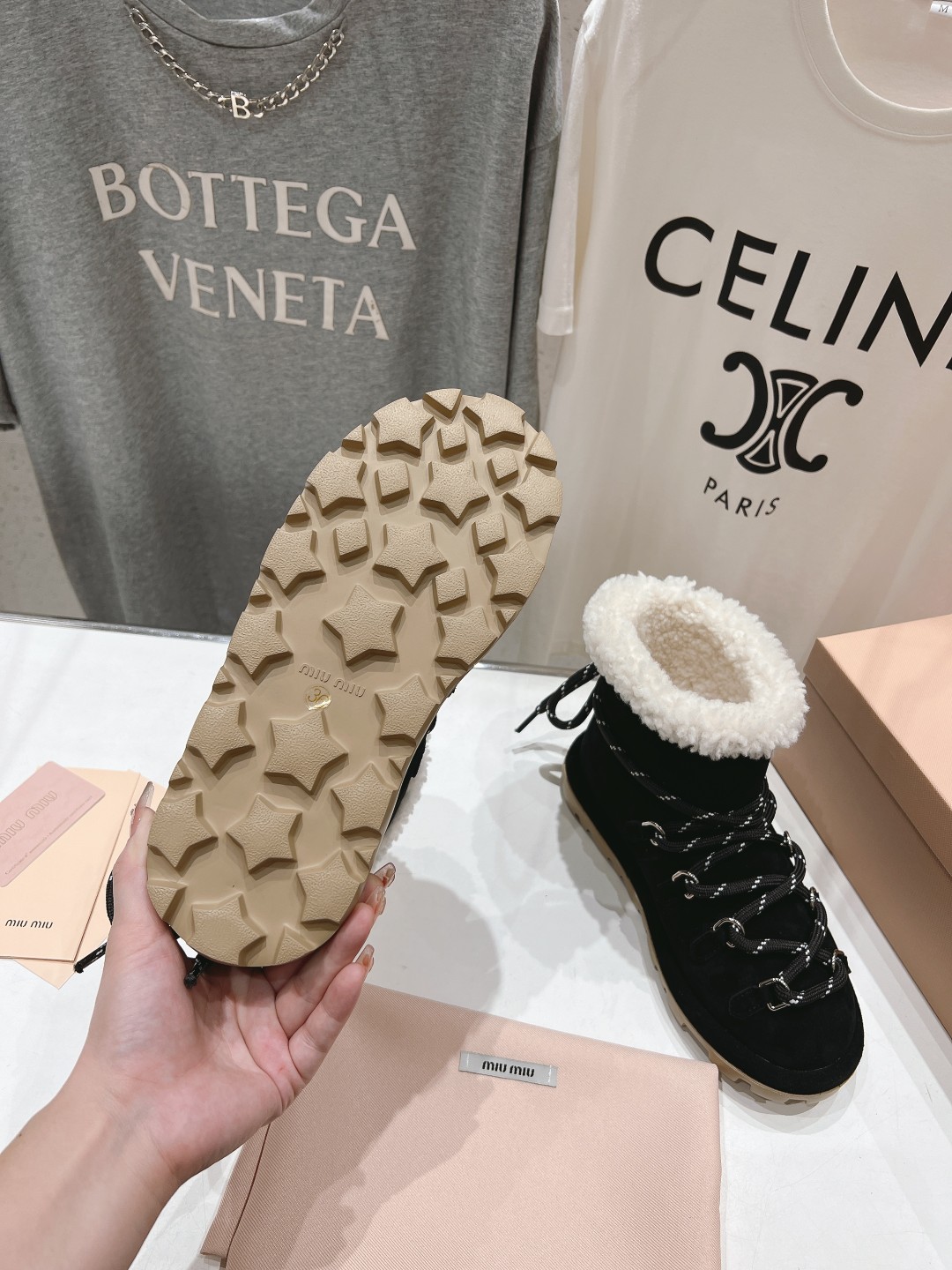 高版本出厂 MiuMiu/缪缪F022 2025ss秋冬走秀款·绑带羊毛小短靴雪地靴毛毛鞋经常出现在各大