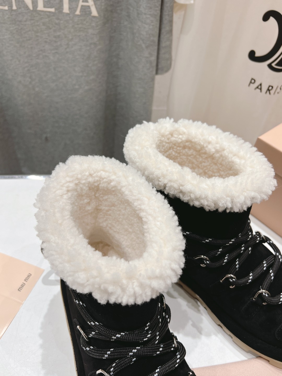 高版本出厂 MiuMiu/缪缪F022 2025ss秋冬走秀款·绑带羊毛小短靴雪地靴毛毛鞋经常出现在各大