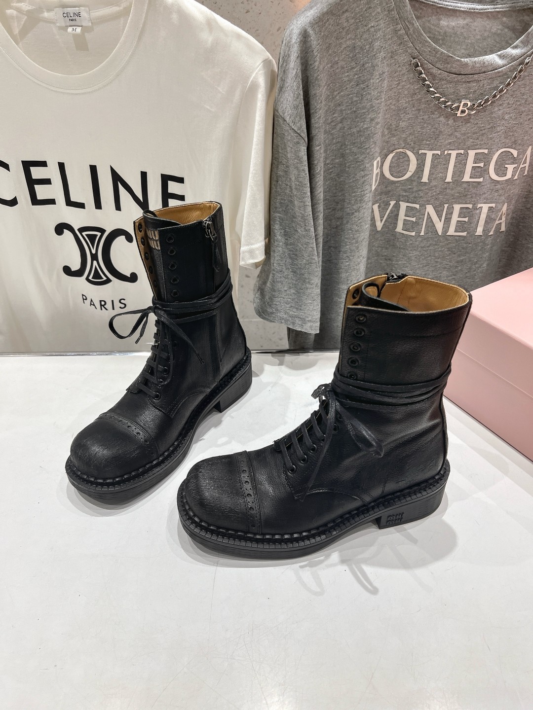 高版本出厂   MiuMiu/缪缪F017 26ss秋冬走秀款西部系列·复古做旧机车靴马丁靴 今年最值得入手的靴子 没有
