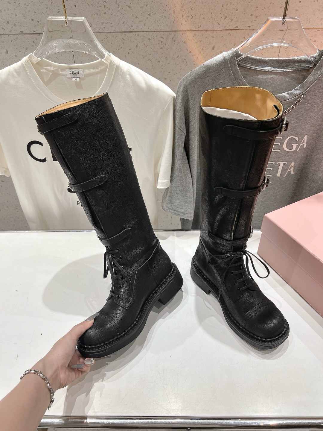 高版本出厂   MiuMiu/缪缪F017 26ss秋冬走秀款西部系列·复古做旧机车靴马丁靴 今年最值得入手的靴子 没有