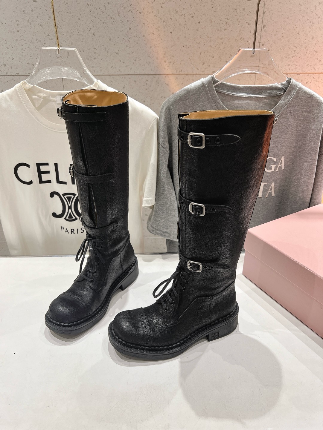 NO:544537,/Miao Miao autumn and winter catwalk western series · Retro old motorcycle boots Martin boots The most worth buying boots this year, no one!  Many internet celebrities have taken it. Miumiu is really cool and spicy this autumn and winter. The limited edition of autumn and winter is very difficult to buy in the counter. It looks very hard and is actually very soft and easy to wear!  Excellent feet feel!  The boots are wide and can be worn with thick legs and thin legs, and they can be loose and look straight!  !  Salty or sweet~ (ZP developed hardware, customized real-soled mid-to-large sole) Original custom imported calf leather imported in the inner water dyed cowhide original sole original combination genuine leather sole Size 35-40 [40.41 customized] (full package), boots, miumiu, boots, cowhide19860909/缪缪秋冬走秀款西部系列·复古做旧机车靴马丁靴 今年最值得入手的靴子 没有之一！超多网红明星上脚 miumiu今年秋冬确实泰酷辣 秋冬限定款 专柜非常难买 看着很硬的样子 其实非常软巨好穿！脚感超赞！ 靴筒宽大 不管腿粗腿细 都能穿出宽松感而且非常显腿直！！可咸可甜～（ZP开发五金、订制真正对版中大底） 鞋面原版定制进口小牛皮 内里进口水染牛皮 鞋底原版一致组合真皮底 码数35-40 [40.41定做]（全套包装）,靴子,miumiu,boots,cowhide,Women's Shoes