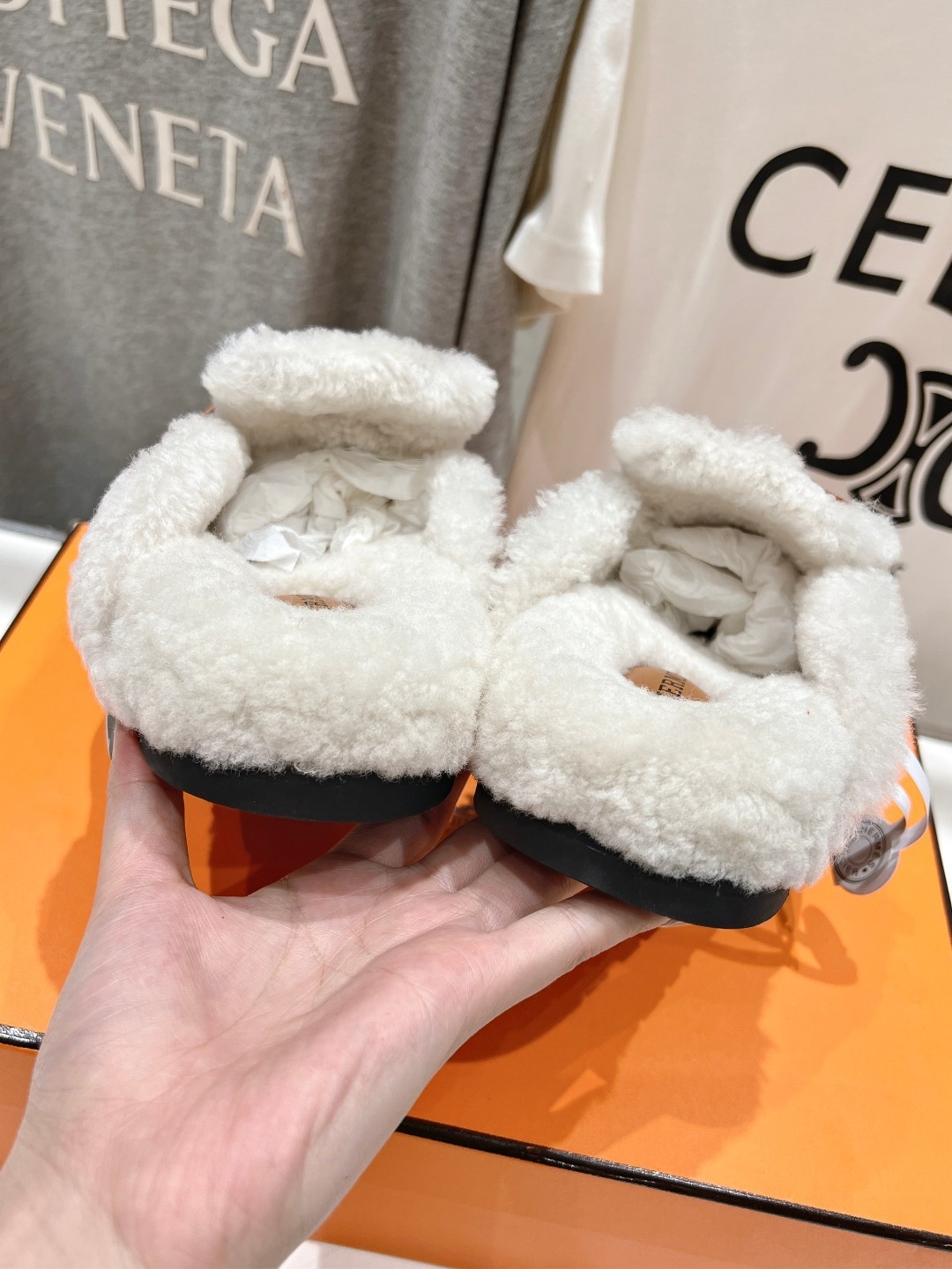 高版本出厂 Hermes* 爱马仕H家又一款让你完全hold不住钱包的大爆款,勃肯半包拖毛毛拖鞋🤩🤩毛毛