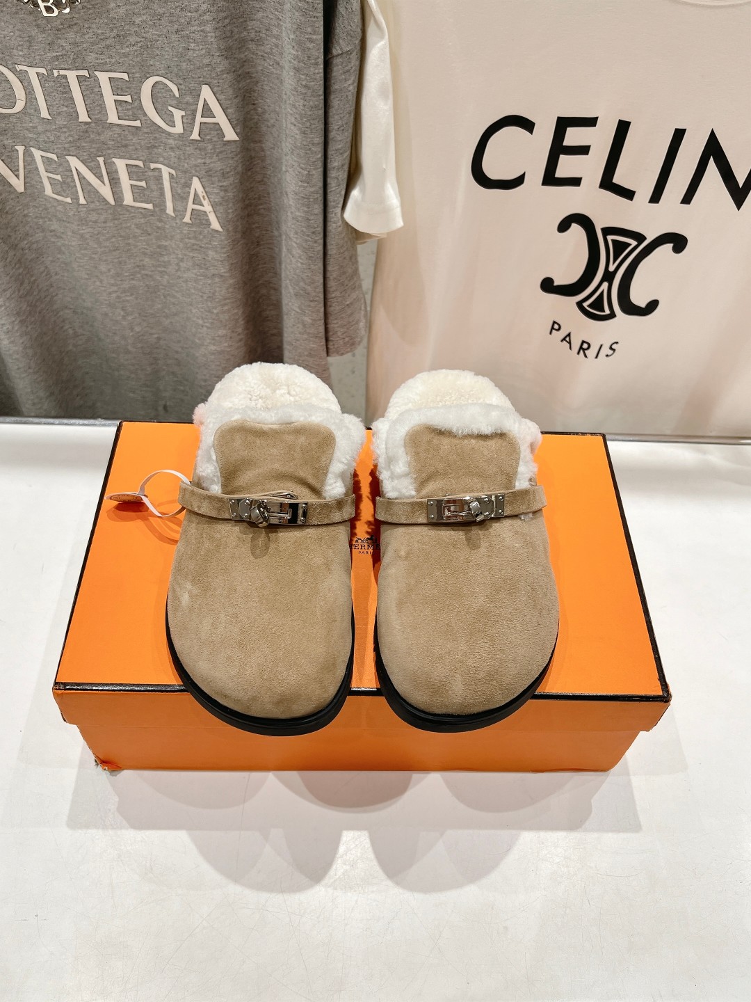 高版本出厂 Hermes* 爱马仕H家又一款让你完全hold不住钱包的大爆款，勃肯半包拖毛毛拖鞋🤩🤩毛毛