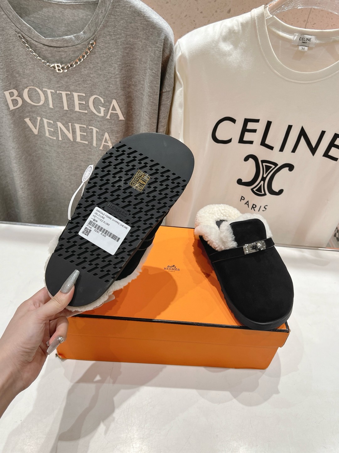 高版本出厂 Hermes* 爱马仕H家又一款让你完全hold不住钱包的大爆款，勃肯半包拖毛毛拖鞋🤩🤩毛毛