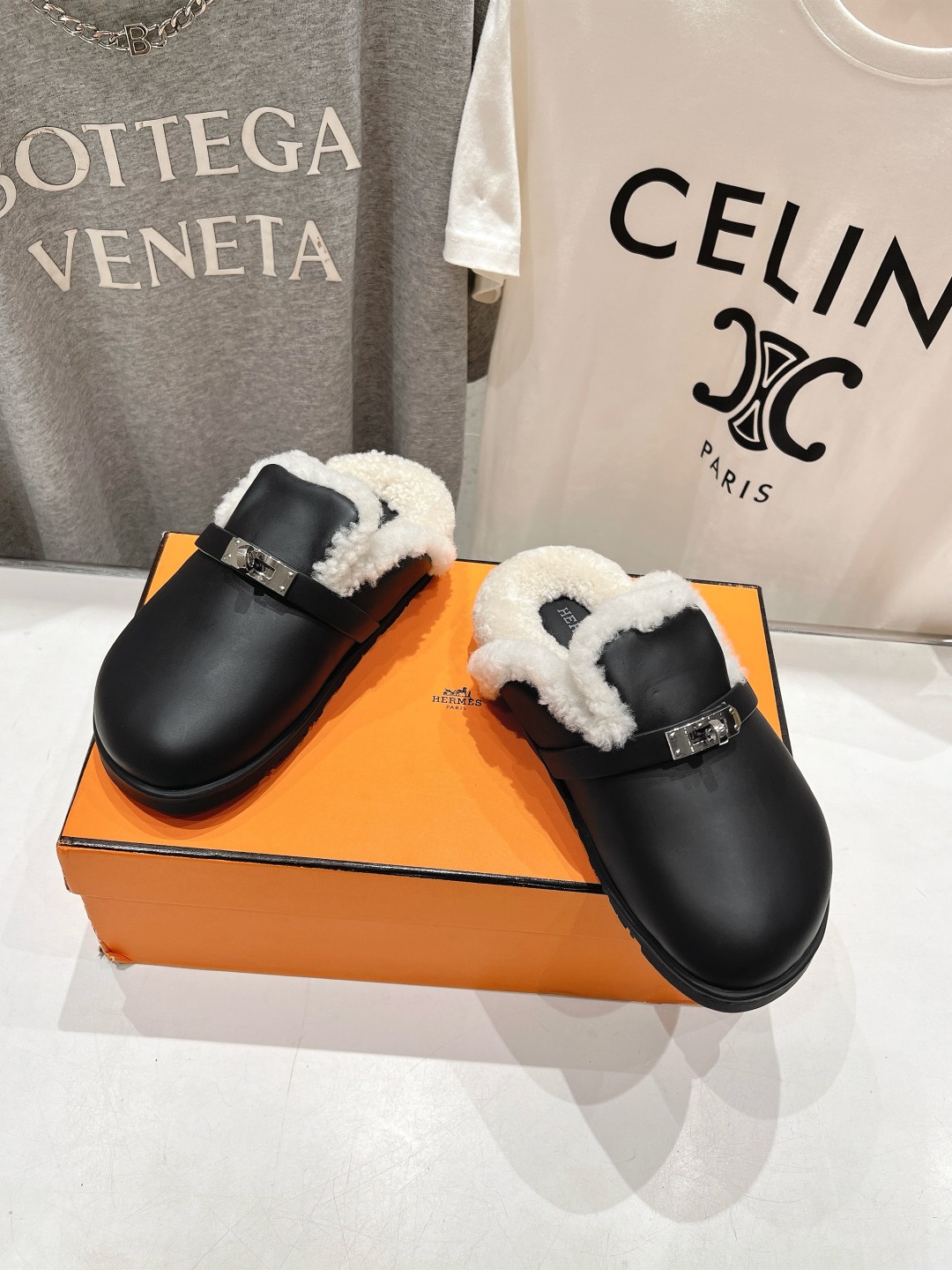 高版本出厂 Hermes* 爱马仕H家又一款让你完全hold不住钱包的大爆款，勃肯半包拖毛毛拖鞋🤩🤩毛毛