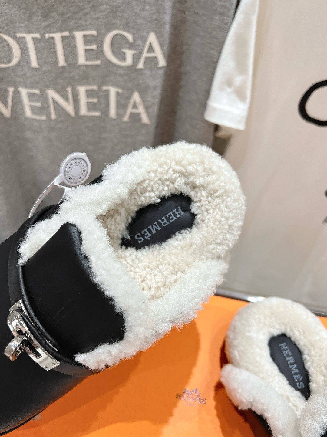 高版本出厂 Hermes* 爱马仕H家又一款让你完全hold不住钱包的大爆款，勃肯半包拖毛毛拖鞋🤩🤩毛毛