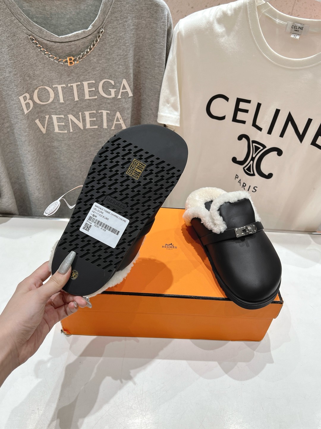 高版本出厂 Hermes* 爱马仕H家又一款让你完全hold不住钱包的大爆款，勃肯半包拖毛毛拖鞋🤩🤩毛毛