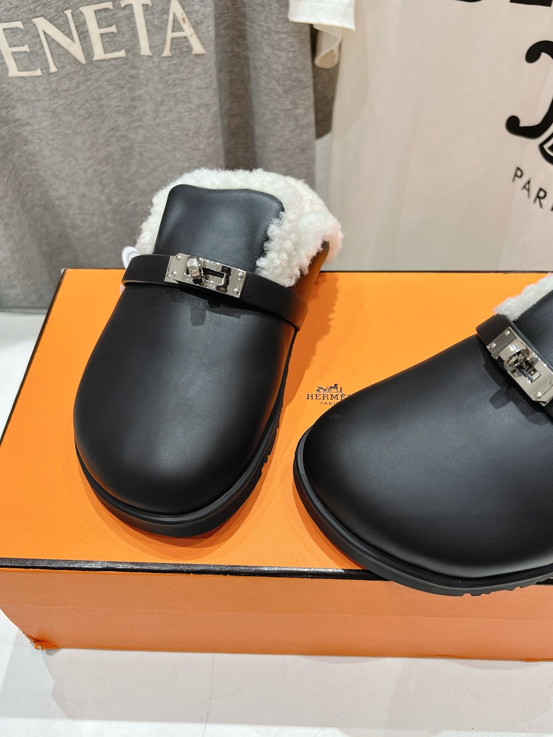 高版本出厂 Hermes* 爱马仕H家又一款让你完全hold不住钱包的大爆款，勃肯半包拖毛毛拖鞋🤩🤩毛毛