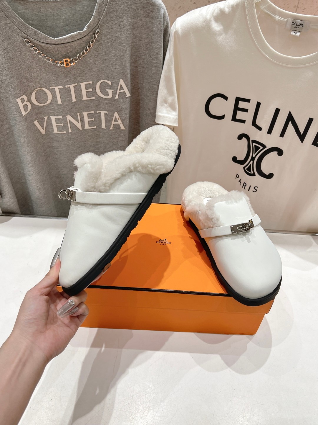 高版本出厂 Hermes* 爱马仕H家又一款让你完全hold不住钱包的大爆款，勃肯半包拖毛毛拖鞋🤩🤩毛毛