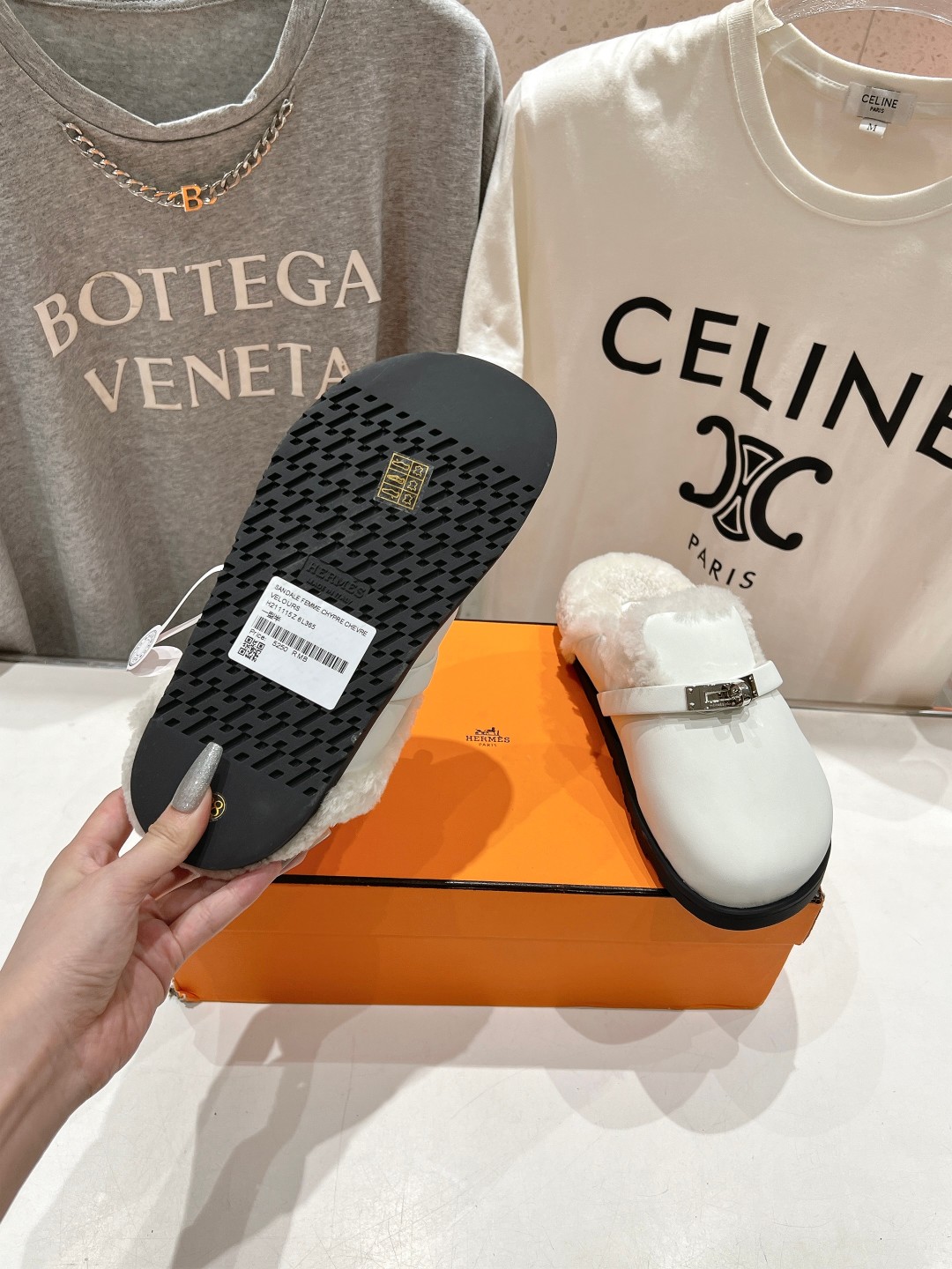 高版本出厂 Hermes* 爱马仕H家又一款让你完全hold不住钱包的大爆款，勃肯半包拖毛毛拖鞋🤩🤩毛毛