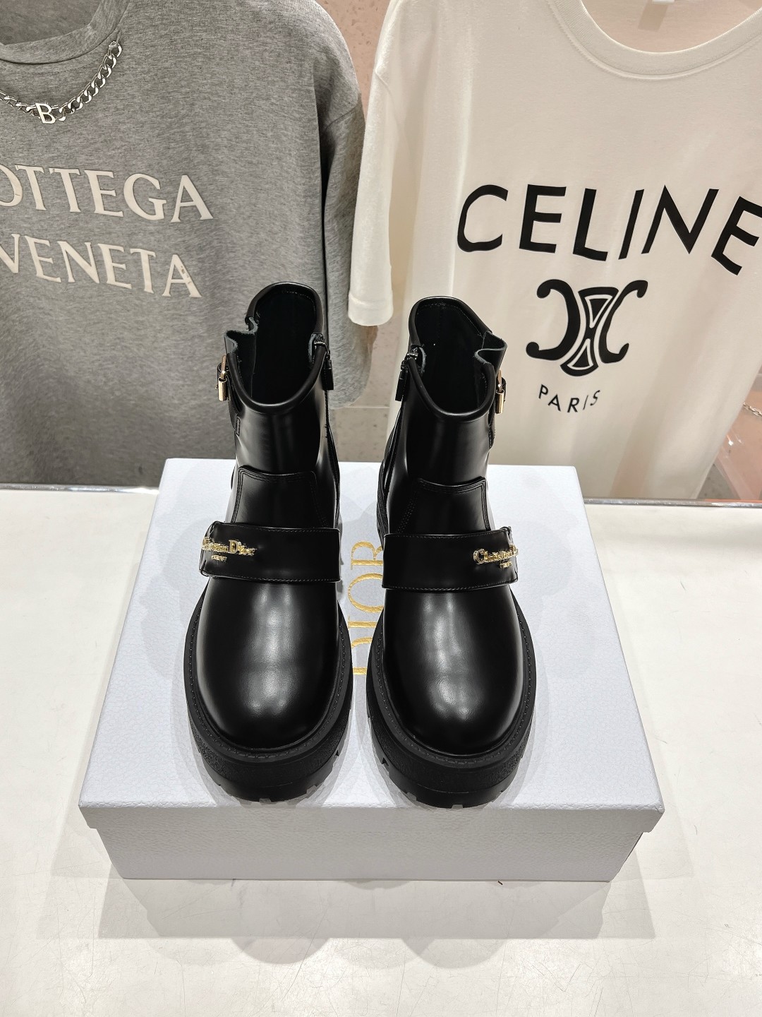 高版本出厂
  Dior/迪奥D家2025ss秋冬新品布洛克短靴，经久不衰的马靴造型，彰显经典设计，市场