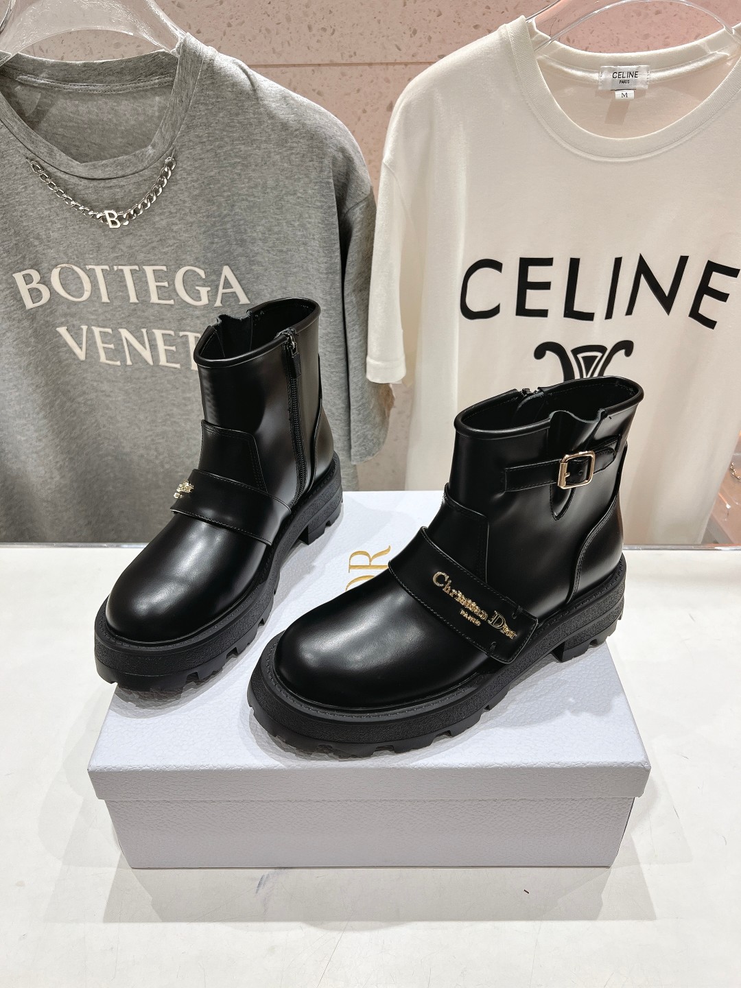 高版本出厂
  Dior/迪奥D家2025ss秋冬新品布洛克短靴，经久不衰的马靴造型，彰显经典设计，市场