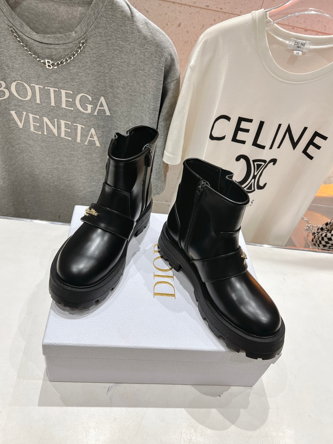 高版本出厂
  Dior/迪奥D家2025ss秋冬新品布洛克短靴，经久不衰的马靴造型，彰显经典设计，市场