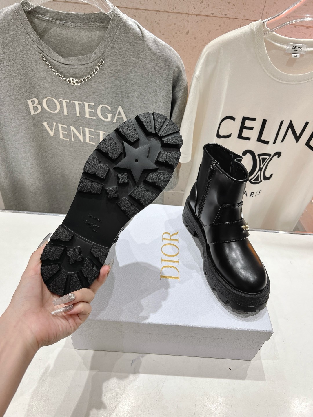 高版本出厂
  Dior/迪奥D家2025ss秋冬新品布洛克短靴，经久不衰的马靴造型，彰显经典设计，市场