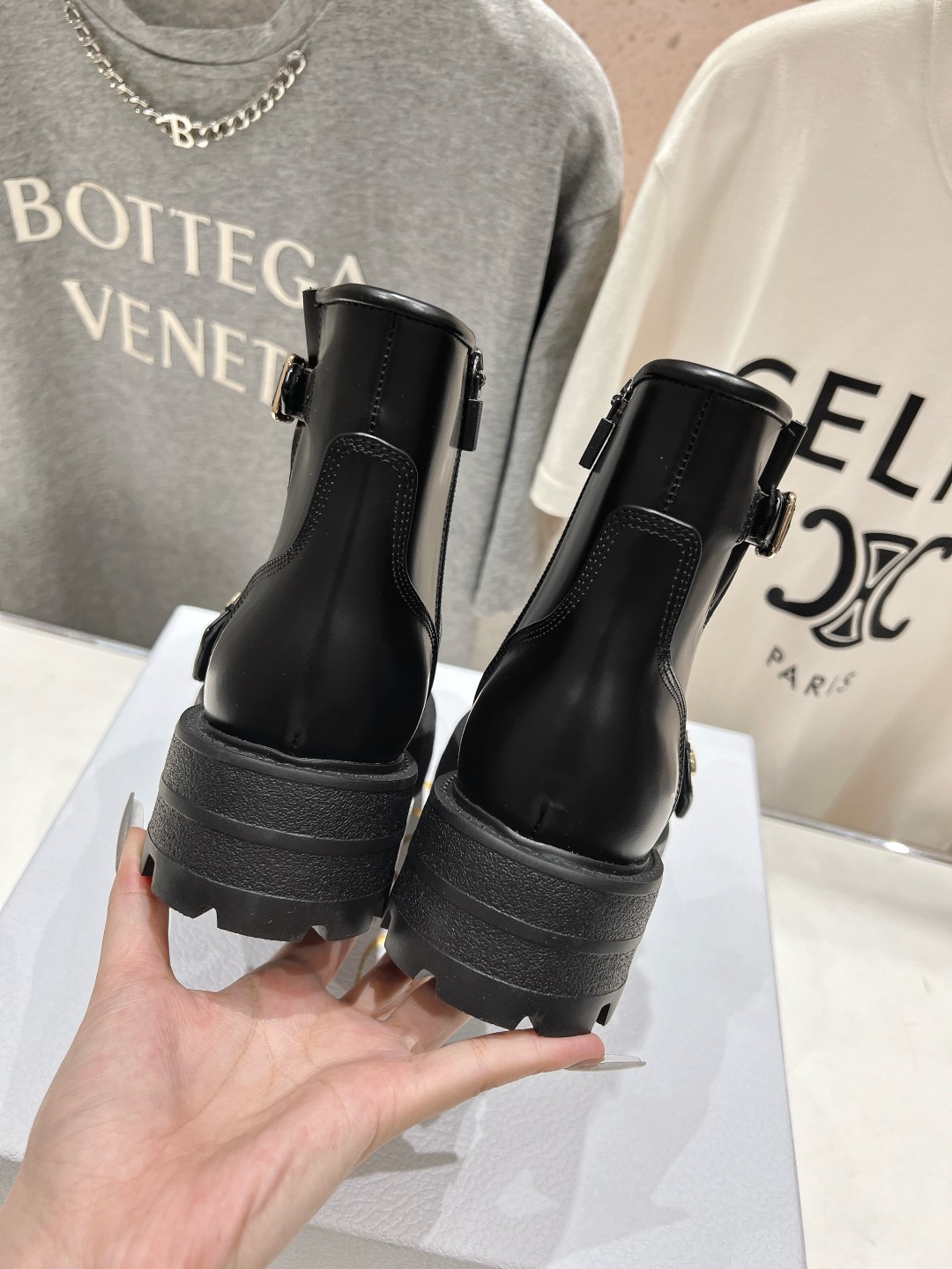 高版本出厂
  Dior/迪奥D家2025ss秋冬新品布洛克短靴，经久不衰的马靴造型，彰显经典设计，市场