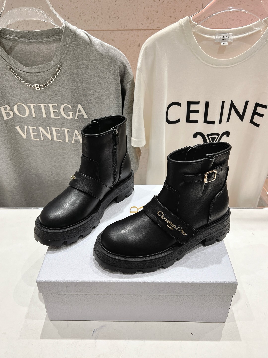 高版本出厂
  Dior/迪奥D家2025ss秋冬新品布洛克短靴，经久不衰的马靴造型，彰显经典设计，市场