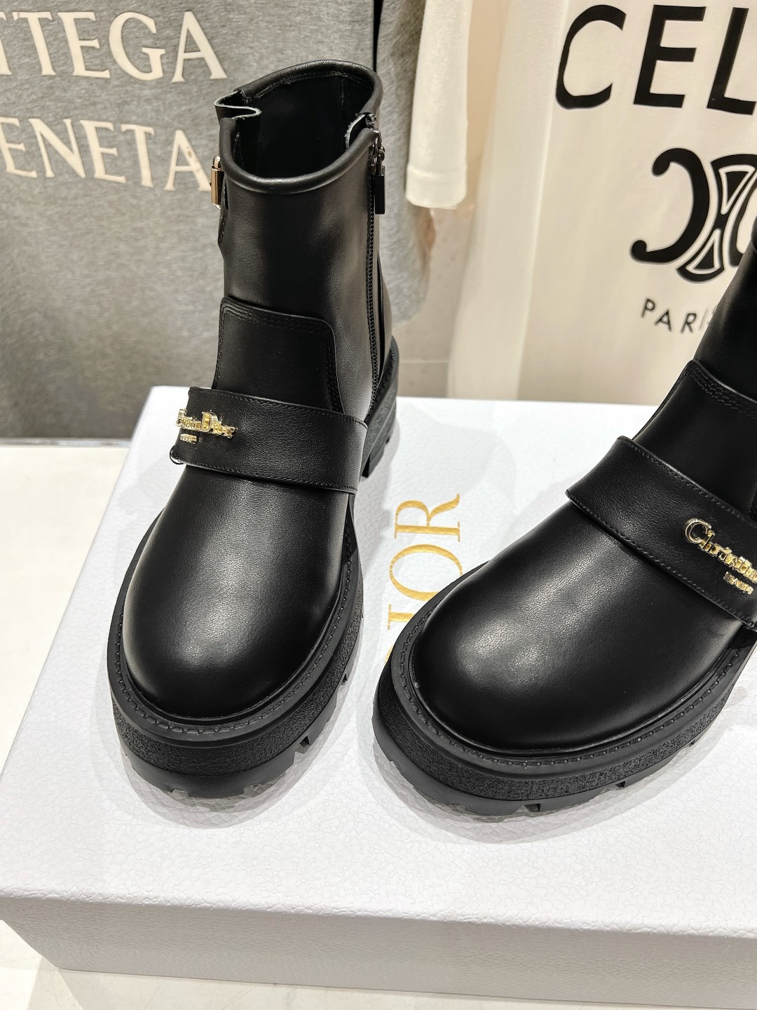 高版本出厂
  Dior/迪奥D家2025ss秋冬新品布洛克短靴，经久不衰的马靴造型，彰显经典设计，市场