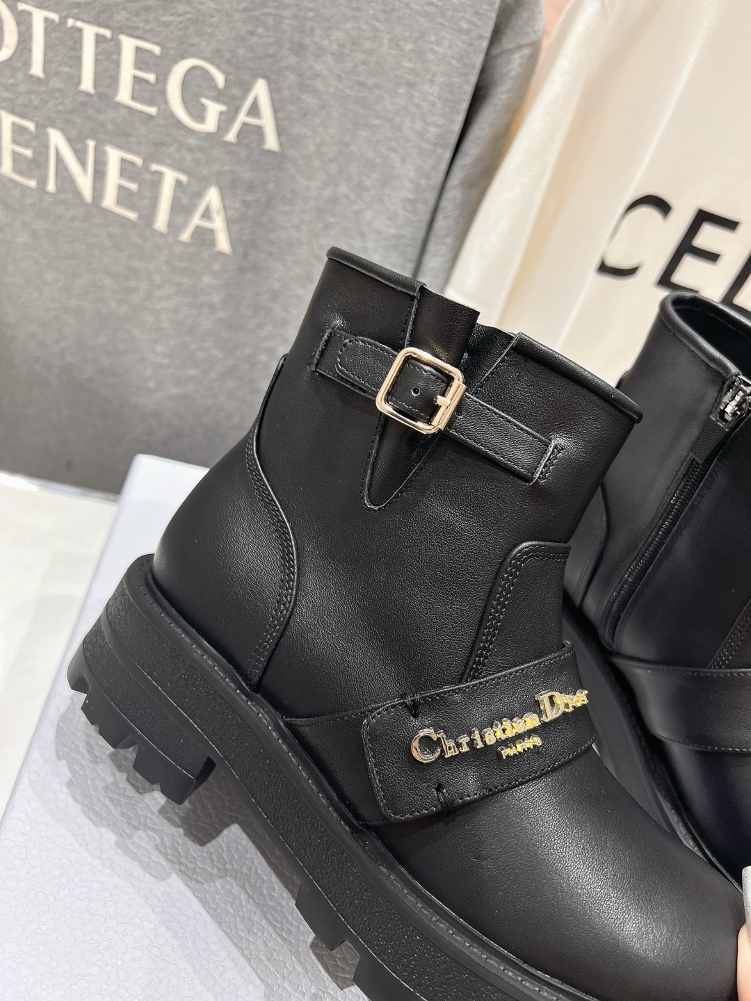 高版本出厂
  Dior/迪奥D家2025ss秋冬新品布洛克短靴，经久不衰的马靴造型，彰显经典设计，市场