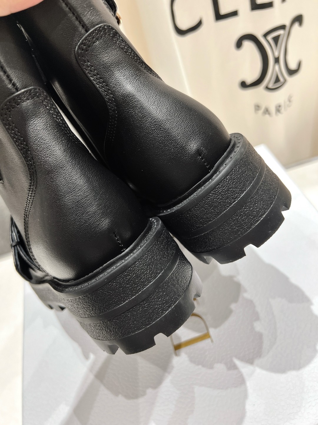 高版本出厂
  Dior/迪奥D家2025ss秋冬新品布洛克短靴，经久不衰的马靴造型，彰显经典设计，市场
