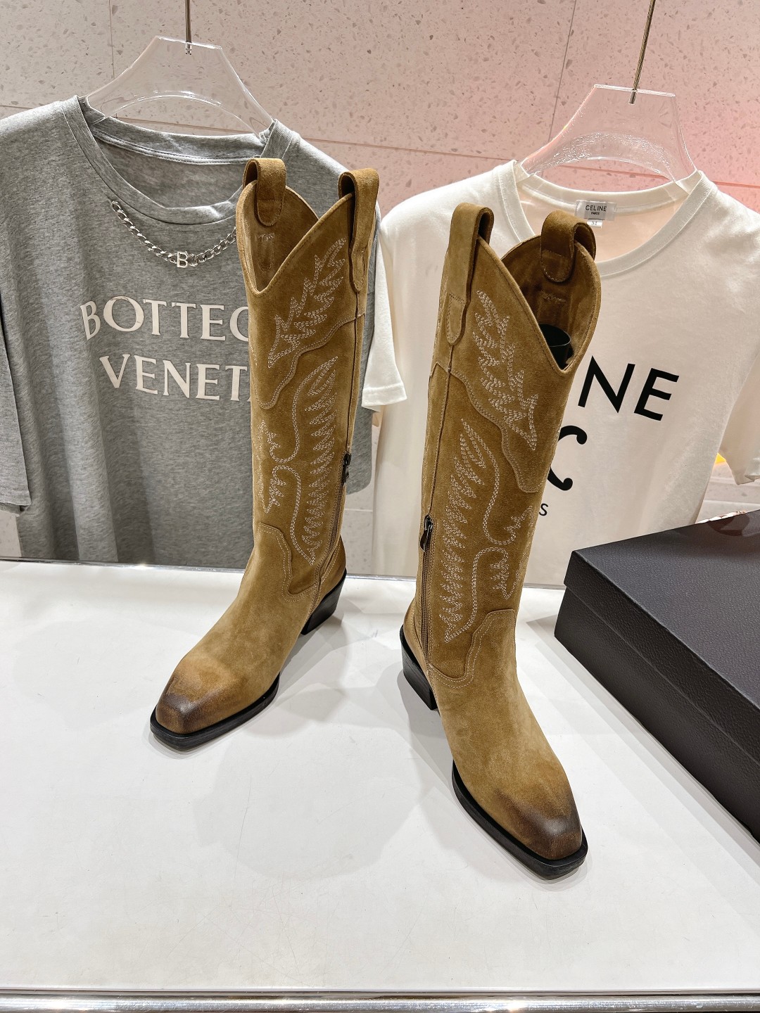 NO:209840,Sell ​​New Year’s goods in a crazy way; all are high-end personalized products; early delivery early; 35/4; 36/4; 37/3; 40/1 Pay attention to the big discount at the end of the year, all are not returned or exchanged, special prices,19860909狂甩年货甩；全部是高端自留款；早下早得早得；35/4；36/4；37/3；40/1注意年尾大甩货,全部不退换,特价款,,Children's