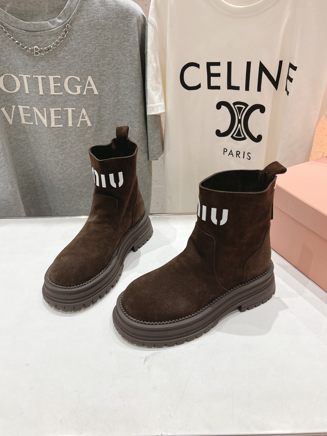 高版本出厂 MiuMiu/缪缪F042 2025ss秋冬走秀款·羊毛小短靴雪地靴毛毛鞋经常出现在各大时装