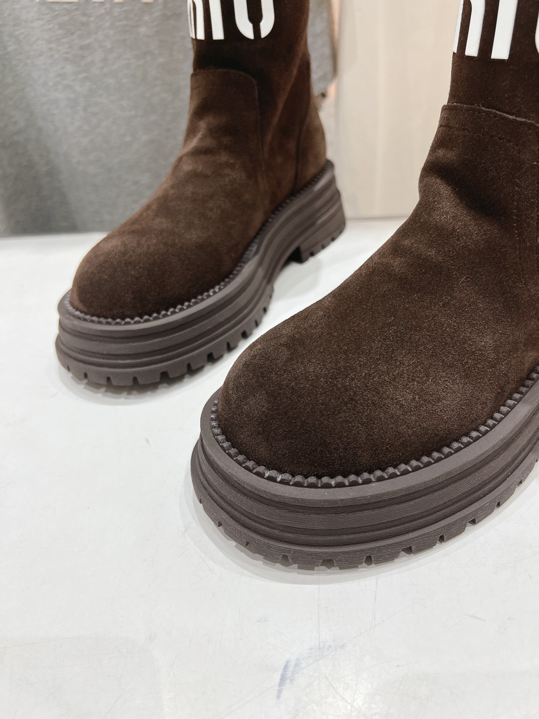 高版本出厂 MiuMiu/缪缪F042 2025ss秋冬走秀款·羊毛小短靴雪地靴毛毛鞋经常出现在各大时装