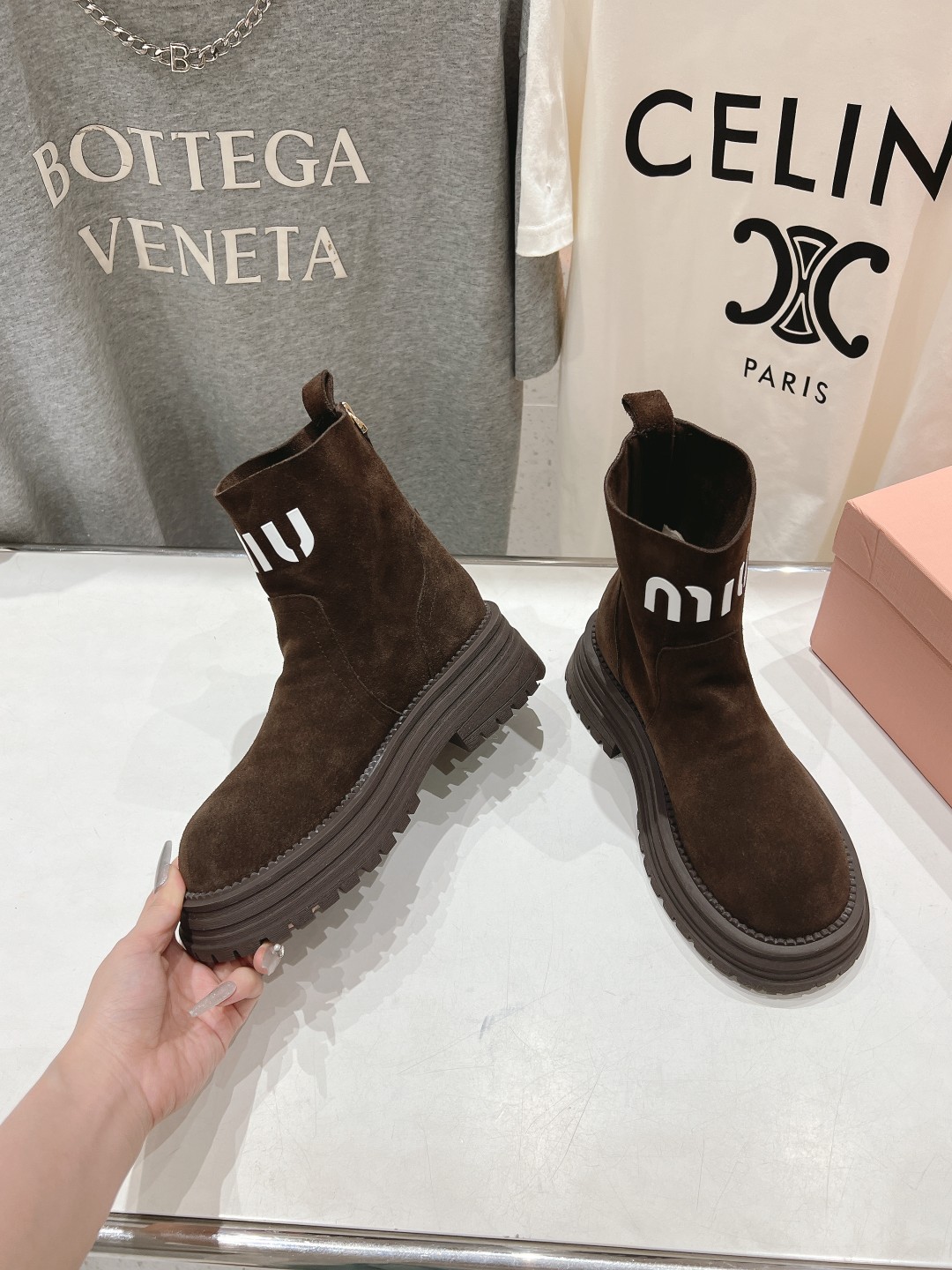 高版本出厂 MiuMiu/缪缪F042 2025ss秋冬走秀款·羊毛小短靴雪地靴毛毛鞋经常出现在各大时装