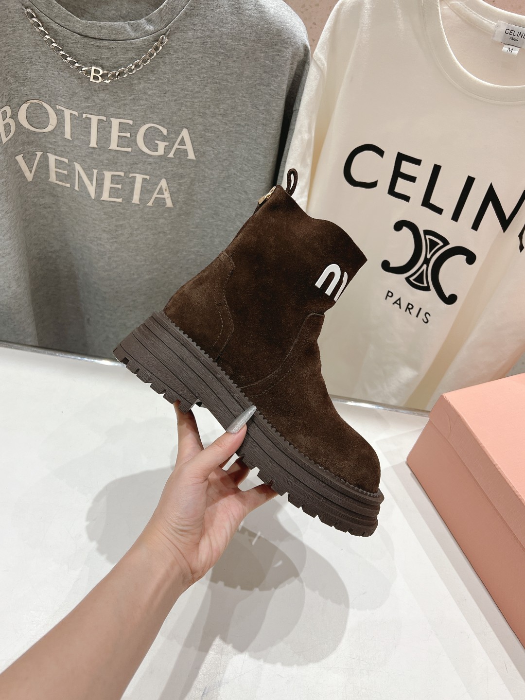 高版本出厂 MiuMiu/缪缪F042 2025ss秋冬走秀款·羊毛小短靴雪地靴毛毛鞋经常出现在各大时装