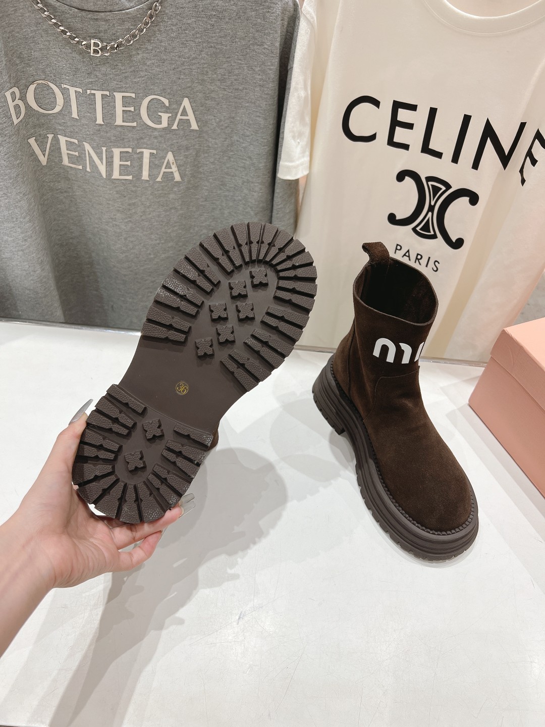 高版本出厂 MiuMiu/缪缪F042 2025ss秋冬走秀款·羊毛小短靴雪地靴毛毛鞋经常出现在各大时装