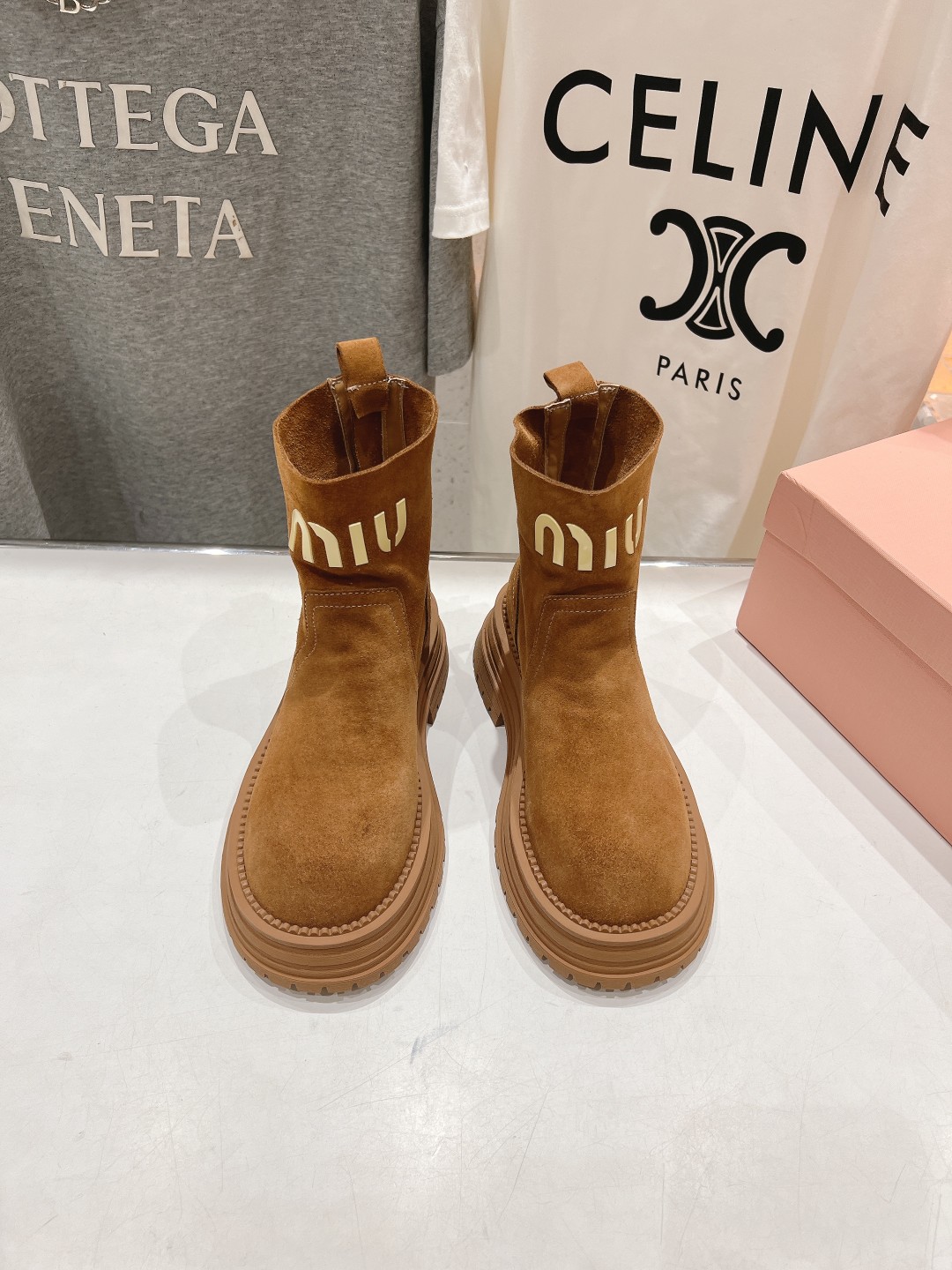 高版本出厂 MiuMiu/缪缪F042 2025ss秋冬走秀款·羊毛小短靴雪地靴毛毛鞋经常出现在各大时装