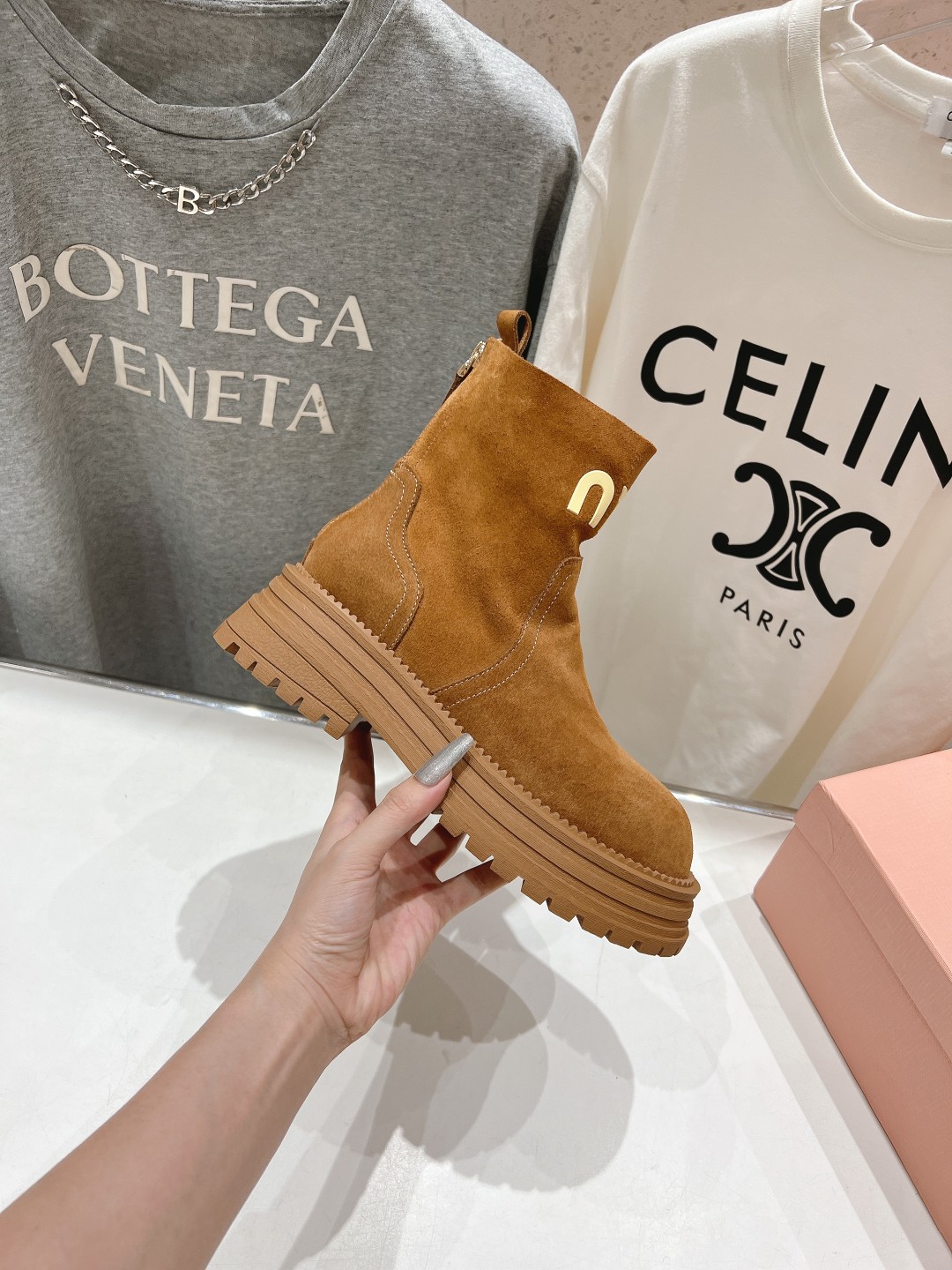 高版本出厂 MiuMiu/缪缪F042 2025ss秋冬走秀款·羊毛小短靴雪地靴毛毛鞋经常出现在各大时装