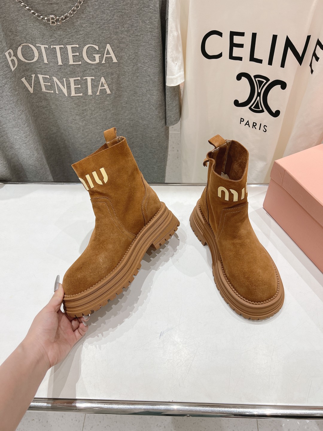 高版本出厂 MiuMiu/缪缪F042 2025ss秋冬走秀款·羊毛小短靴雪地靴毛毛鞋经常出现在各大时装