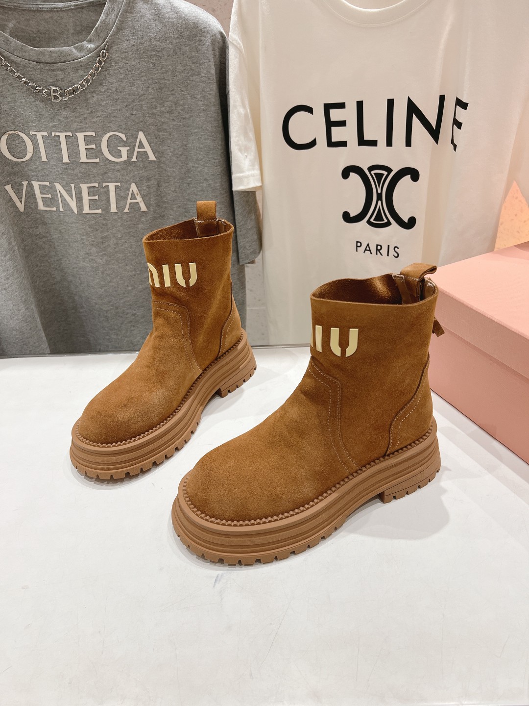 高版本出厂 MiuMiu/缪缪F042 2025ss秋冬走秀款·羊毛小短靴雪地靴毛毛鞋经常出现在各大时装