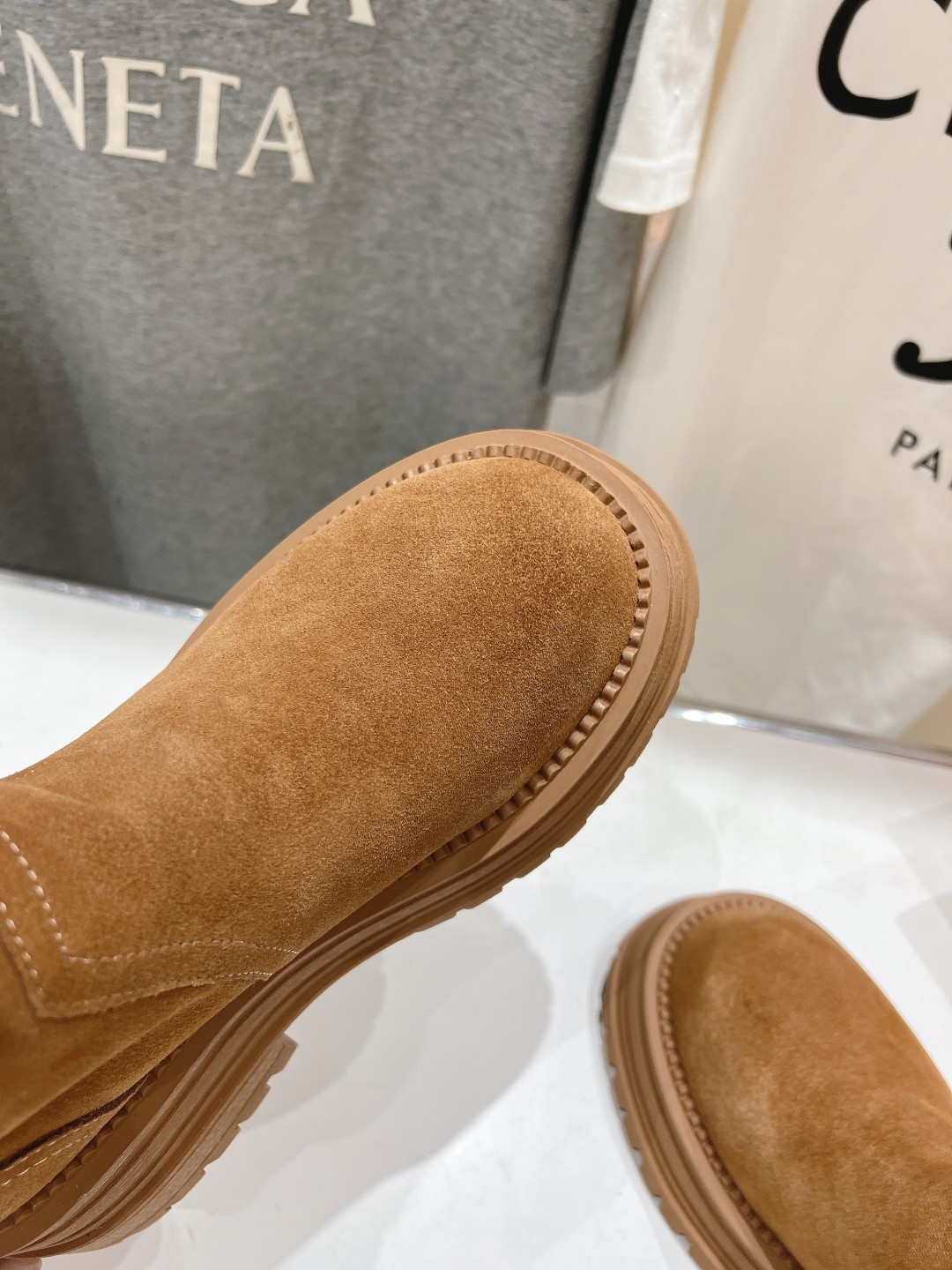 高版本出厂 MiuMiu/缪缪F042 2025ss秋冬走秀款·羊毛小短靴雪地靴毛毛鞋经常出现在各大时装