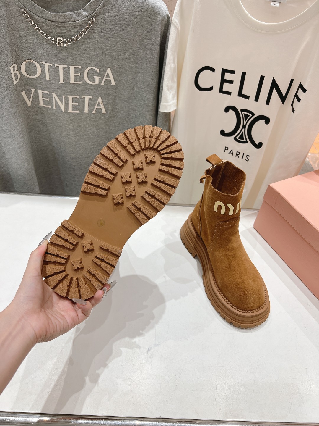 高版本出厂 MiuMiu/缪缪F042 2025ss秋冬走秀款·羊毛小短靴雪地靴毛毛鞋经常出现在各大时装