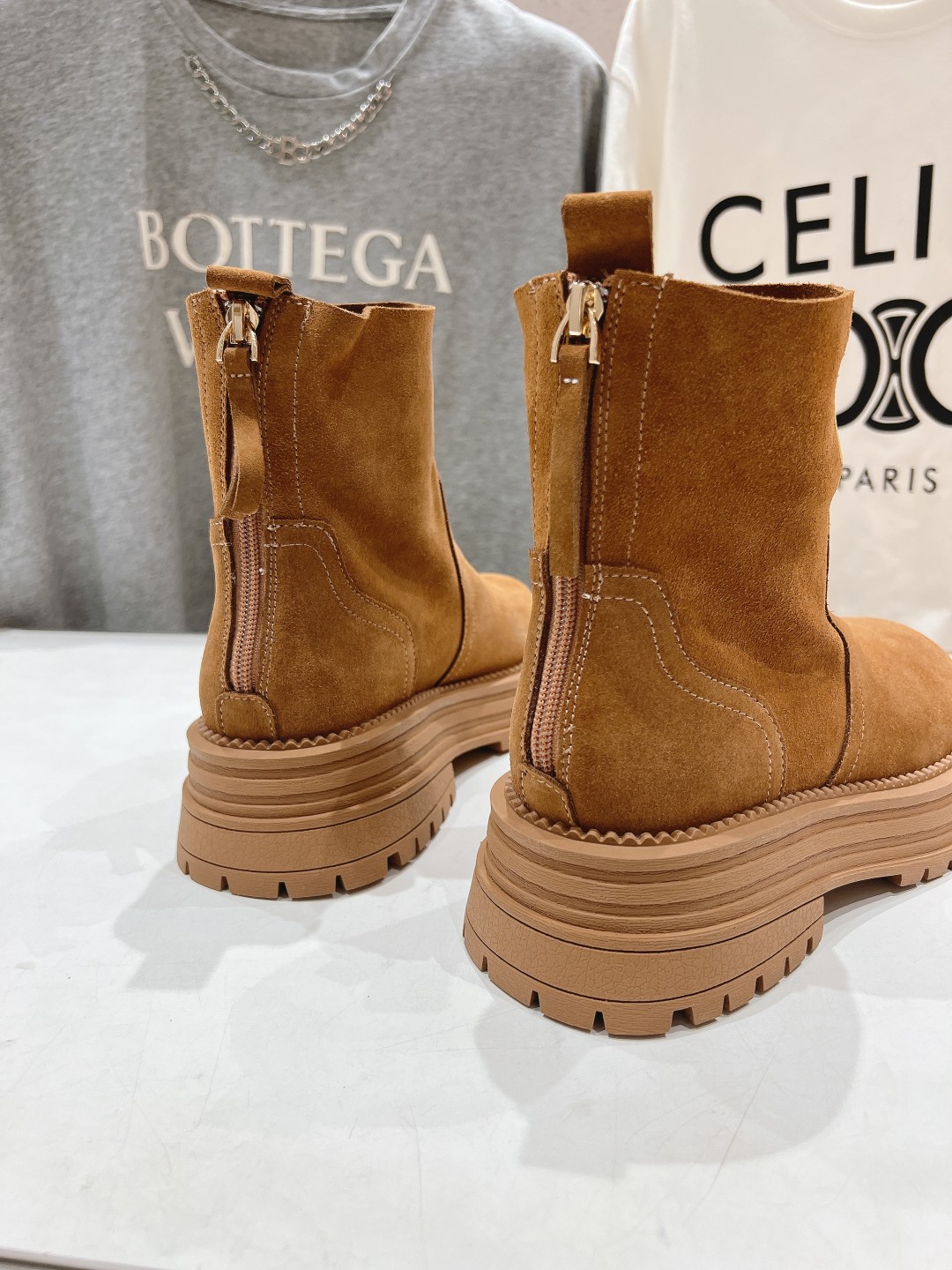 高版本出厂 MiuMiu/缪缪F042 2025ss秋冬走秀款·羊毛小短靴雪地靴毛毛鞋经常出现在各大时装