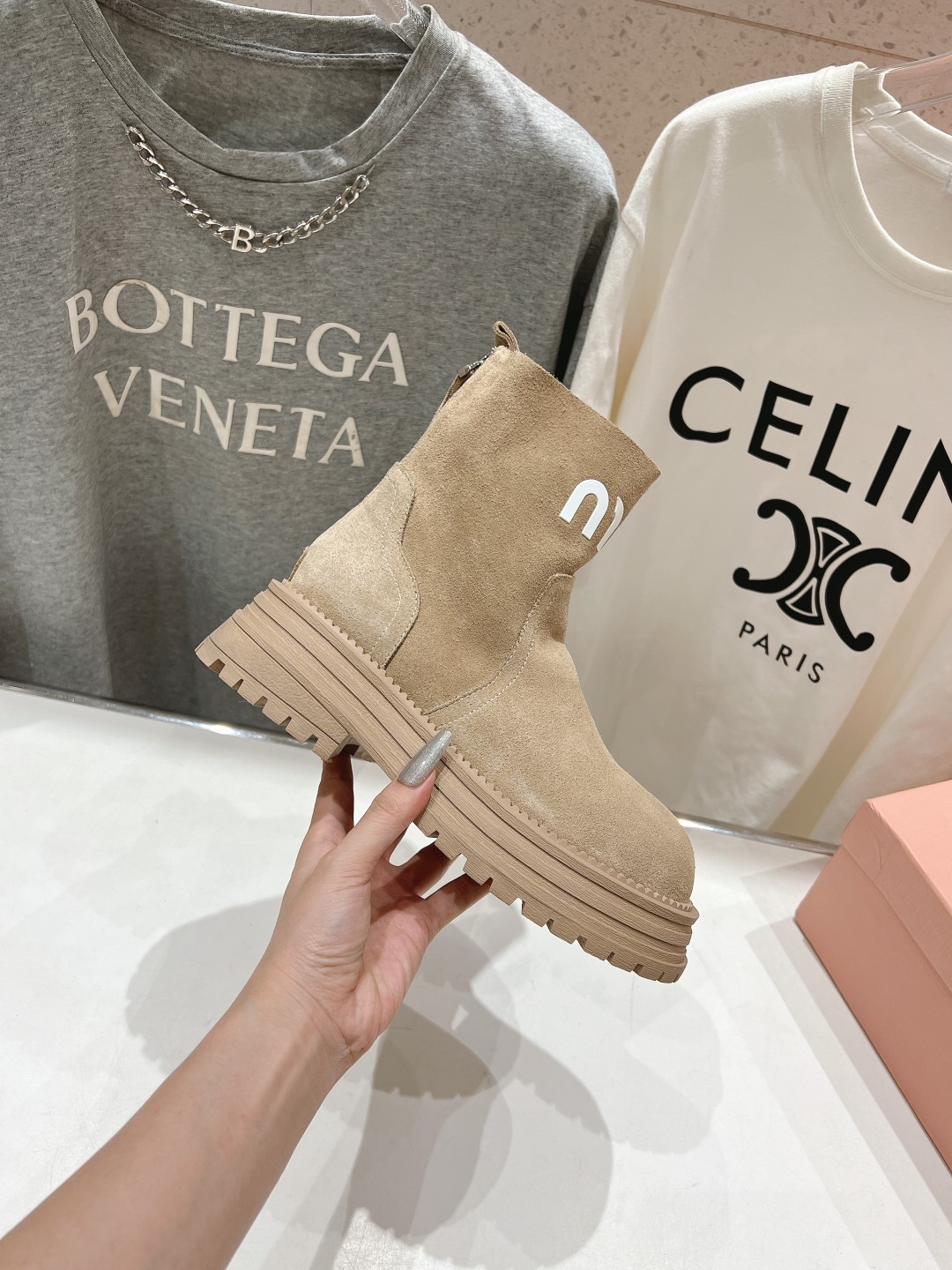 高版本出厂 MiuMiu/缪缪F042 2025ss秋冬走秀款·羊毛小短靴雪地靴毛毛鞋经常出现在各大时装